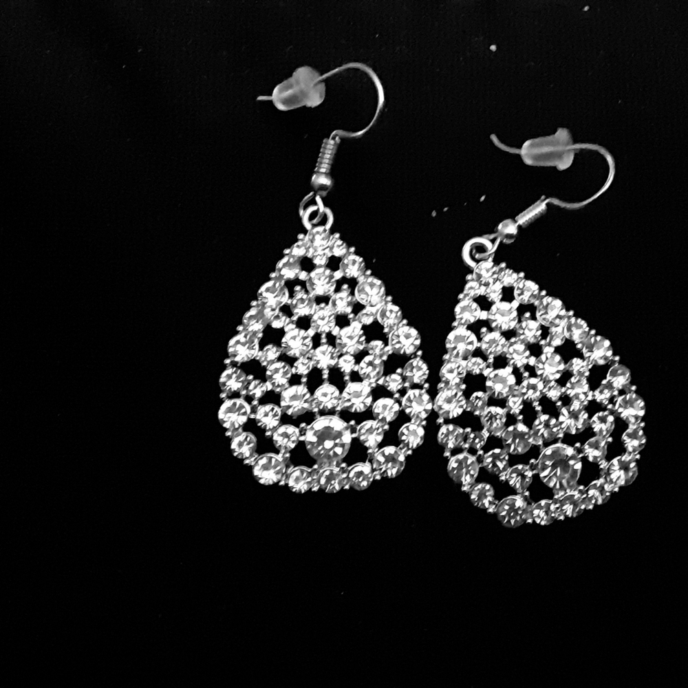 New costume crystal like earrings